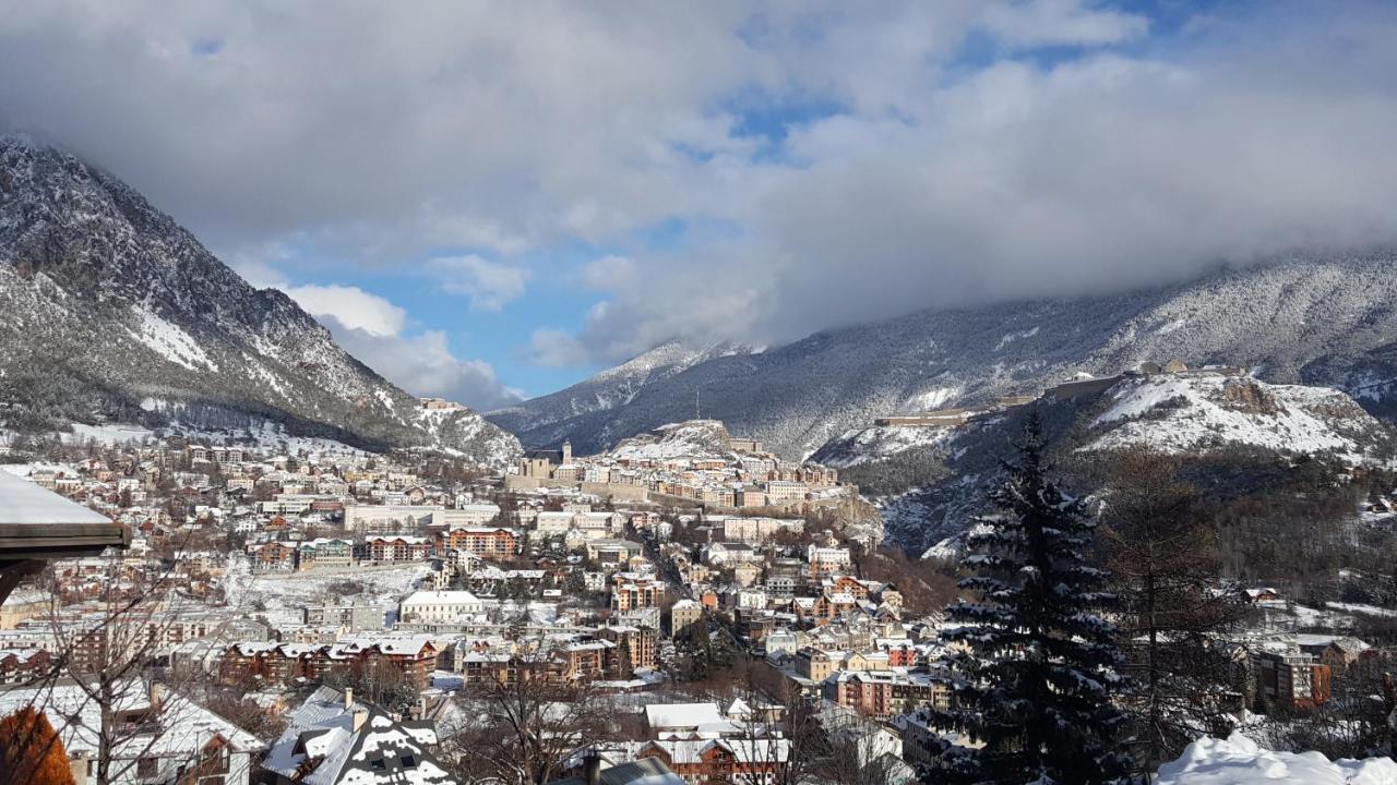 Studio sympa avec terrasse , maxi 4 pers.Briançon Extérieur photo